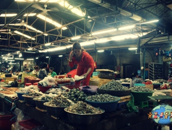 Khmer lady selling fresh seafoods at Psar Chaa - Old Market in Siem Reap